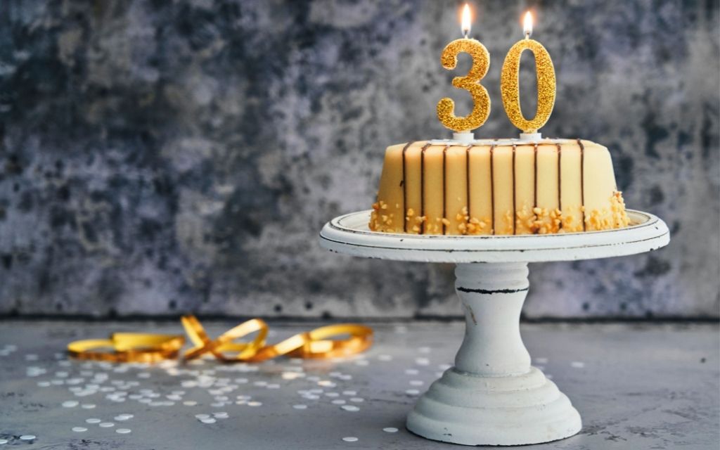 a bithday cake with 30 candles